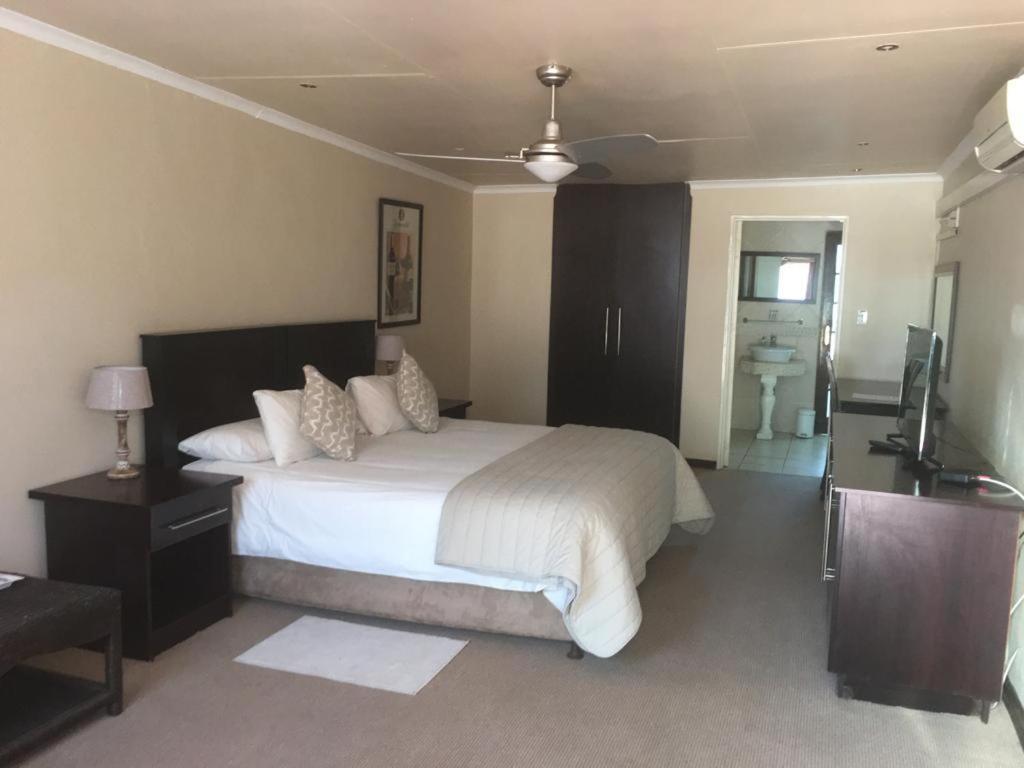 The Lazy Grape Guest Lodge & Spa Benoni Bagian luar foto