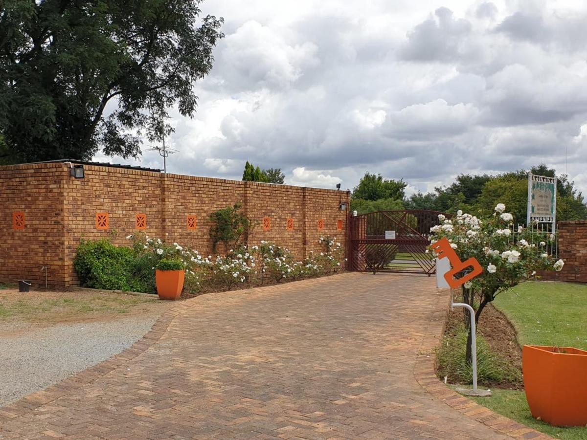The Lazy Grape Guest Lodge & Spa Benoni Bagian luar foto