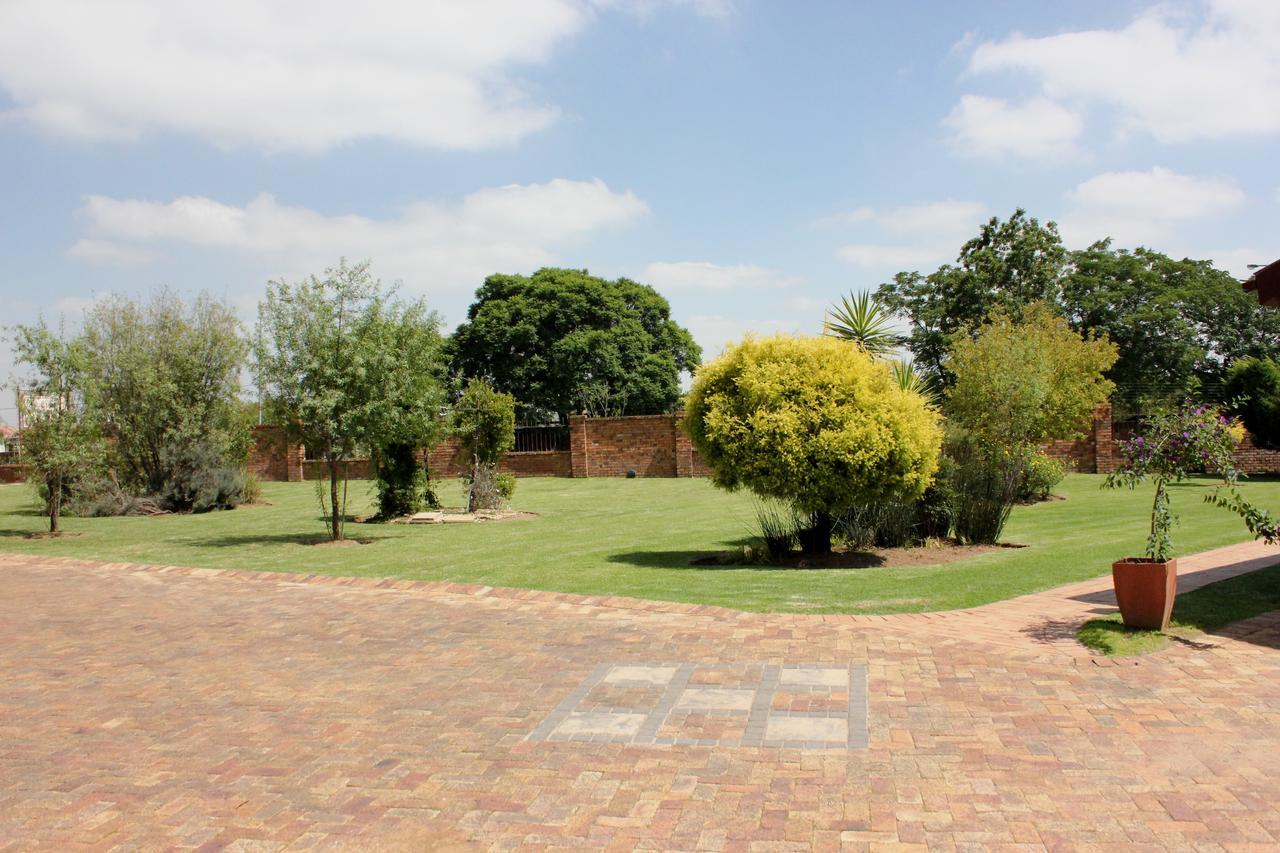 The Lazy Grape Guest Lodge & Spa Benoni Bagian luar foto