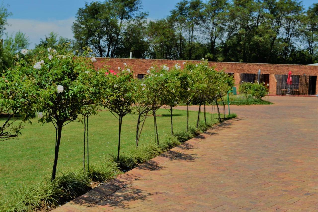 The Lazy Grape Guest Lodge & Spa Benoni Bagian luar foto